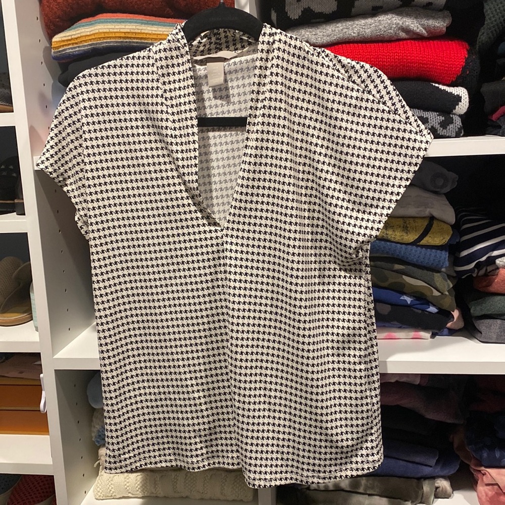 H&M black and white capped sleeve blouse